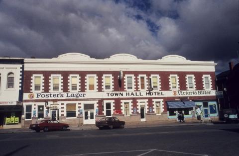 Town Hall Hotel, Stawell, 1985