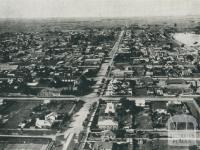 Looking eastward along Macalister Street, Sale, 1938