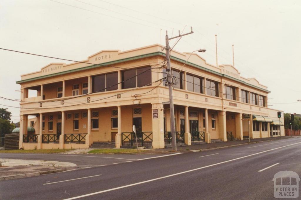 Red Bluff Hotel, Sandringham, 2001