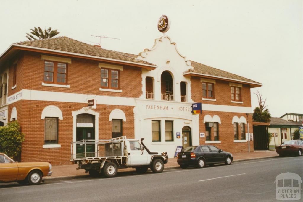 Pakenham Hotel, 2002